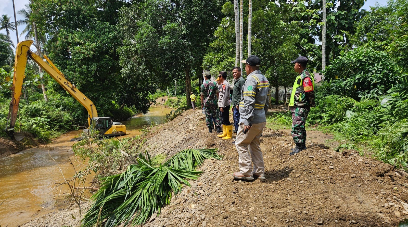 Pimpinan PT GMS Tinjau Progres Normalisasi Sungai Laonti Sepanjang Enam Kilometer