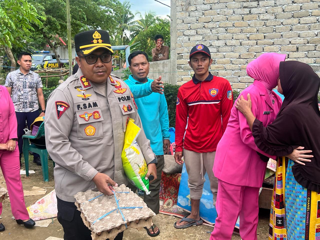 Angin Puting Beliung Terjang Puluhan Warga Mowila, Kapolres Konawe Selatan Serahkan Bantuan Sembako
