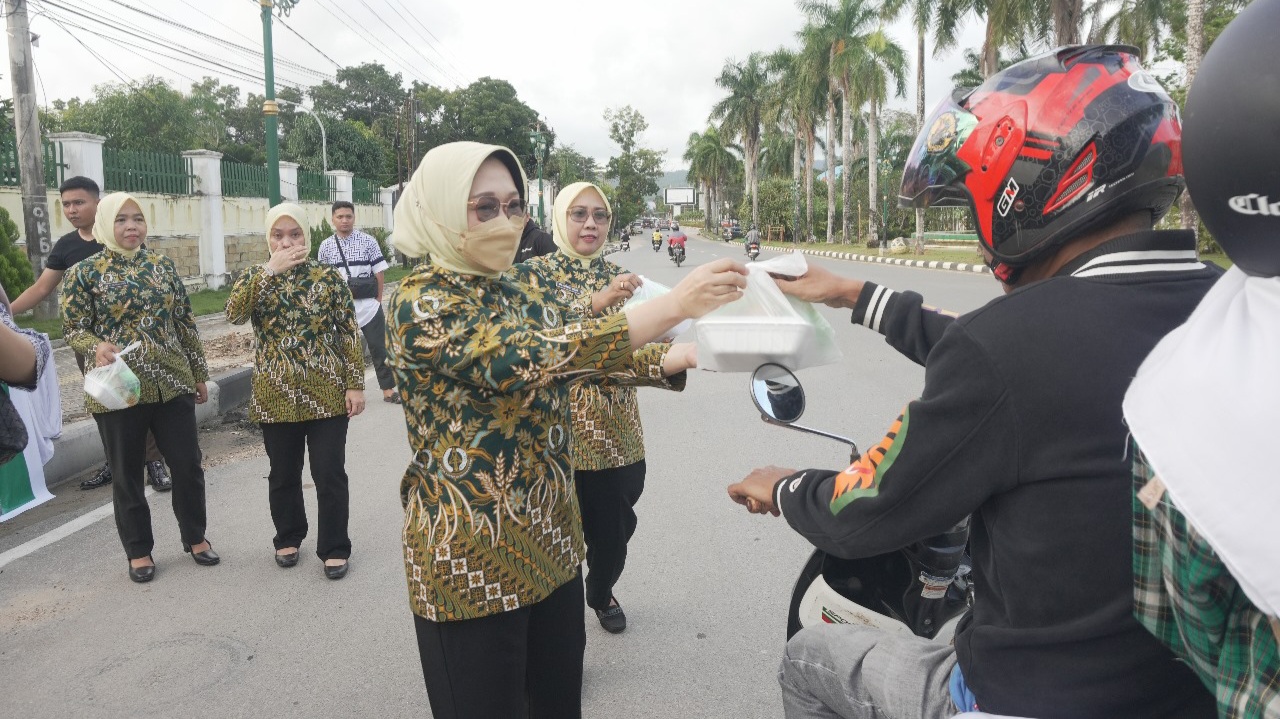 Bentuk Rasa Syukur dan Kepedulian di Bulan Ramadan, IAD Sultra Berbagi Takjil