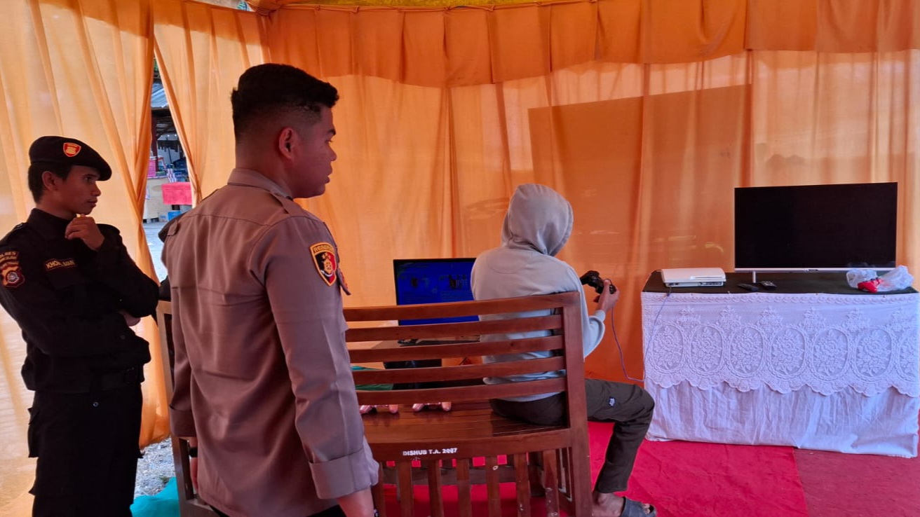 Hilangkan Kejenuhan Pemudik Saat Antre di Pelabuhan, Kapolres Konawe Selatan Sediakan Game Playstation Gratis