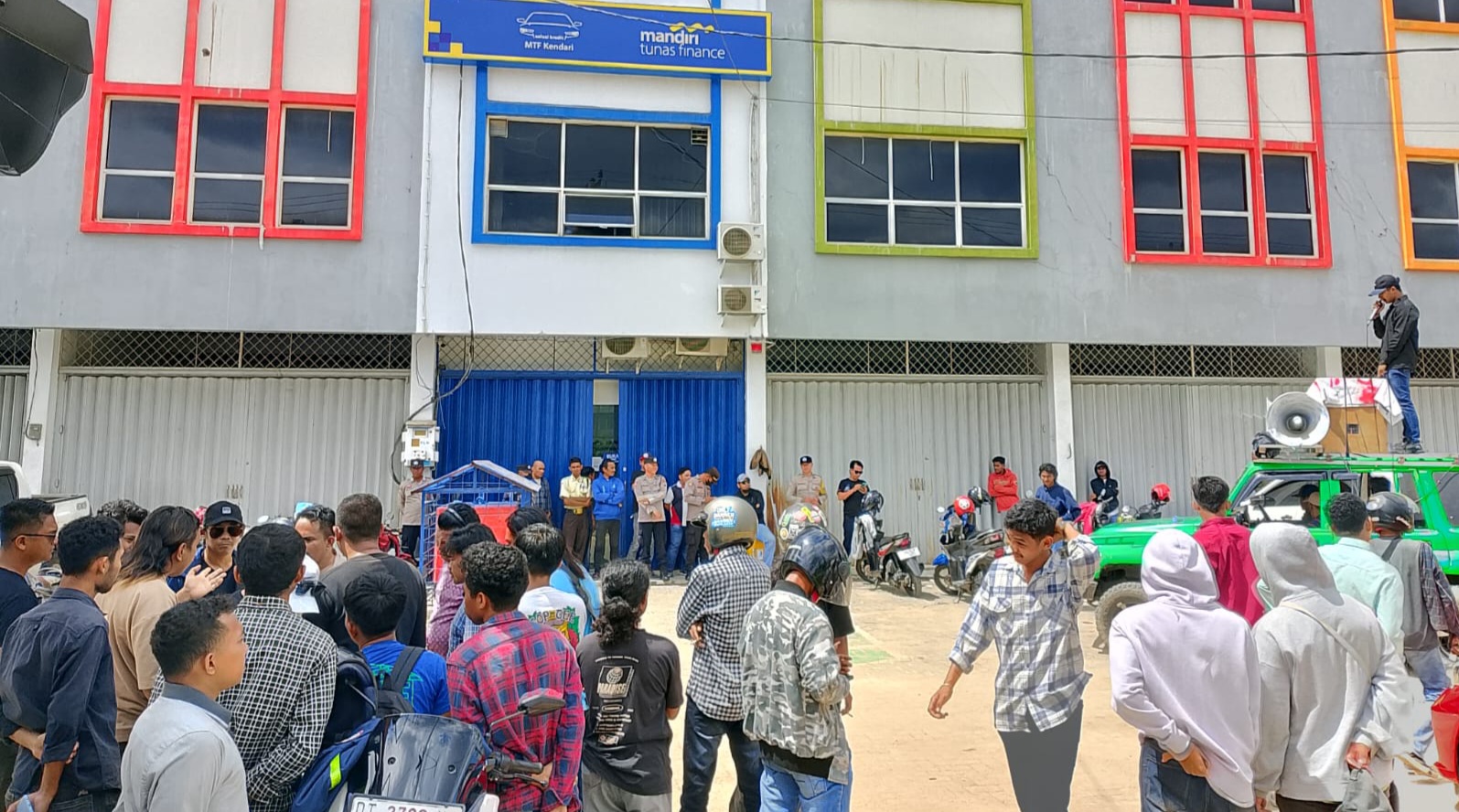 Gegara Tak Input Angsuran Debitur, Kantor Mandiri Tunas Finance Kendari Digeruduk Massa