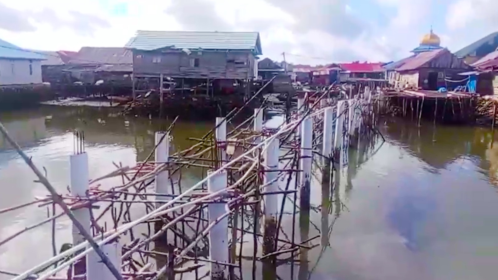 Warga Torokeku Tinanggea Menanti Pembangunan Jembatan Penyeberangan yang Layak