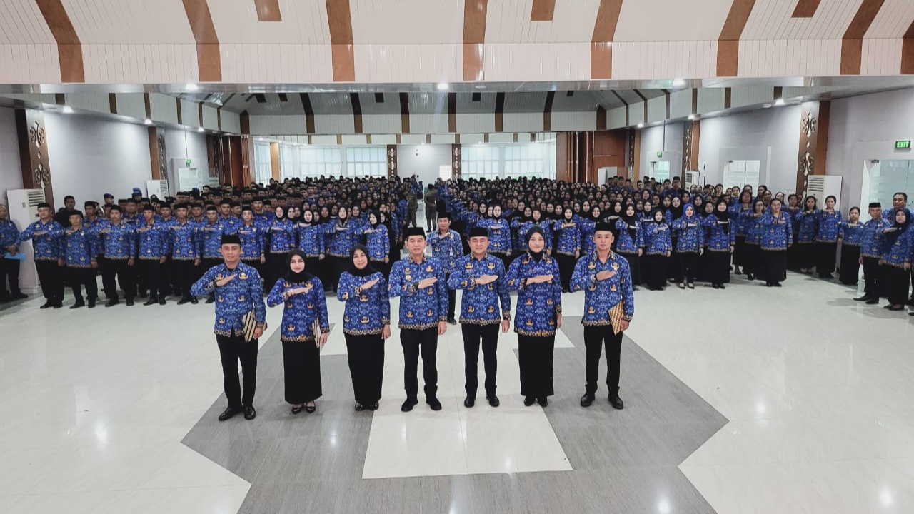 Ratusan ASN Konawe Selatan Terima SK, Bupati Irham Kalenggo Tekankan Komitmen dan Integritas
