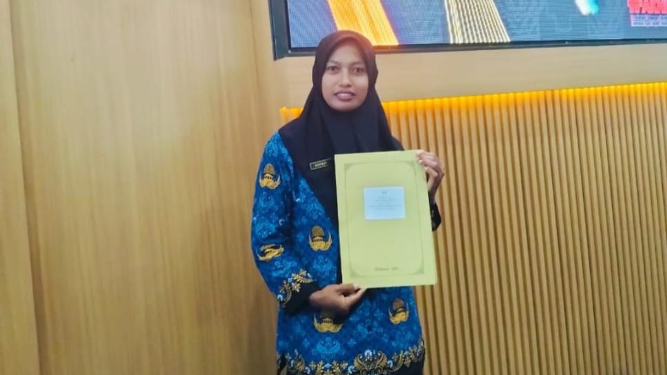 Lulus PPPK Jalur Afirmasi, Bupati Irham Kalenggo Serahkan SK Guru Supriyani