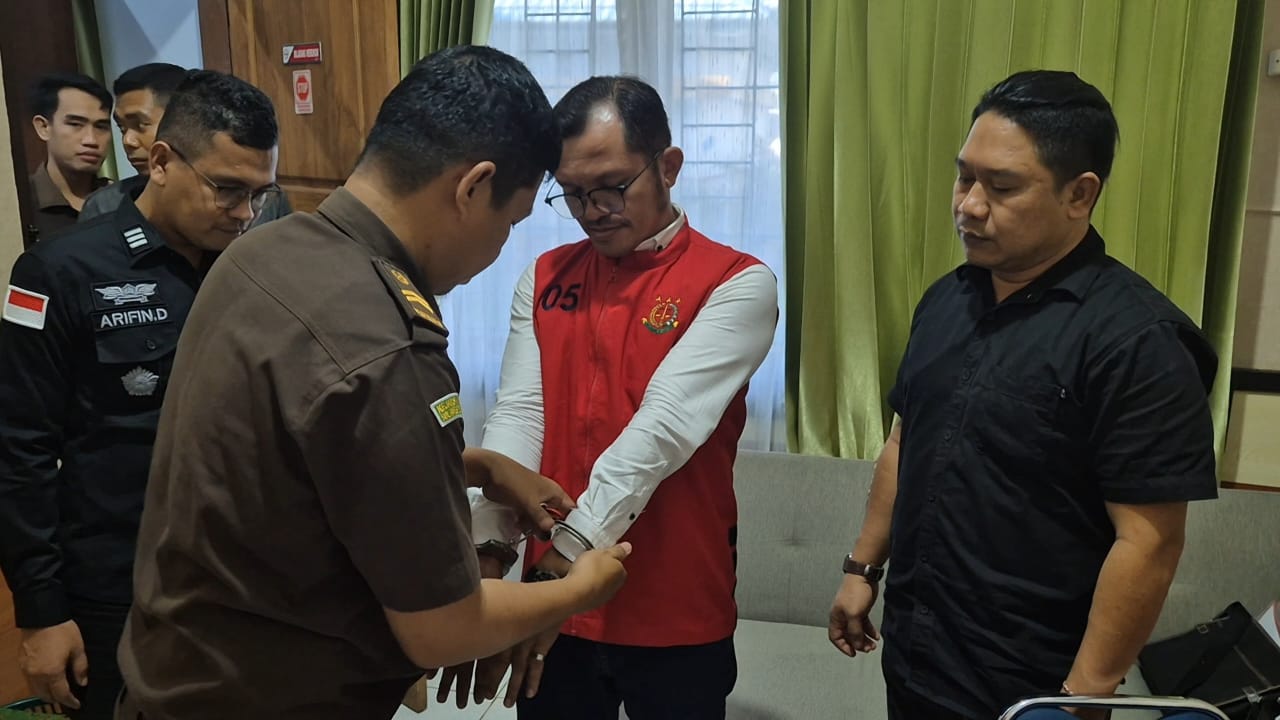 Diduga Korupsi Dana Desa, Kejari Konawe Selatan Tahan Kades Amolengu