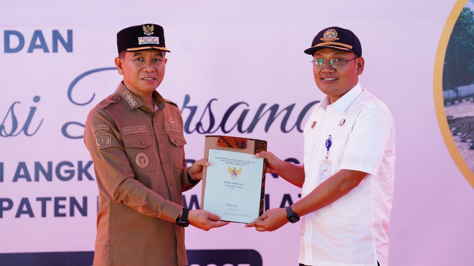 Sertifikat Lahan UPPKB Moramo Diserahkan, Bupati Irham Kalenggo: Kontribusi Nyata Pemkab Konsel Dukung Regulasi Nasional