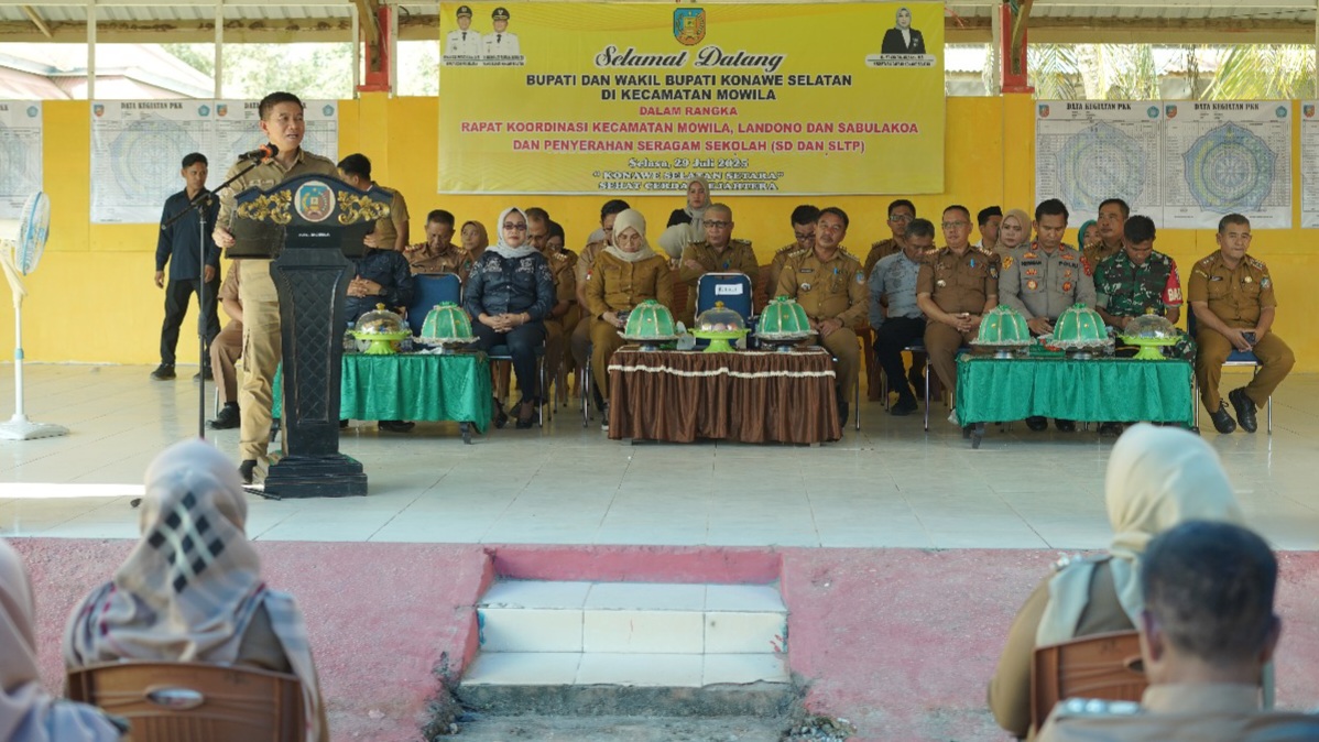 Pemkab Konsel Salurkan 4.700 Seragam Gratis Siswa SD-SMP, Bupati Irham: Wujud Komitmen Pemerataan Pendidikan