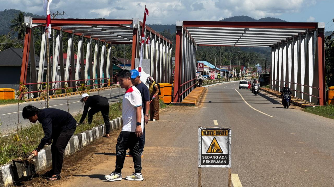 Sambut HUT ke-80 RI, Dinas Kominfo Konawe Utara Gelar Aksi Bersih-Bersih