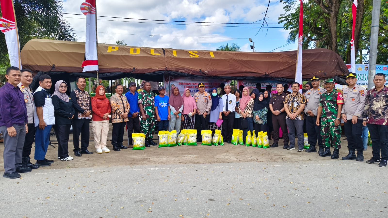 Harga Murah Bikin Senyum Warga, Polres Konawe Selatan Gelar Pasar Murah di Punggaluku