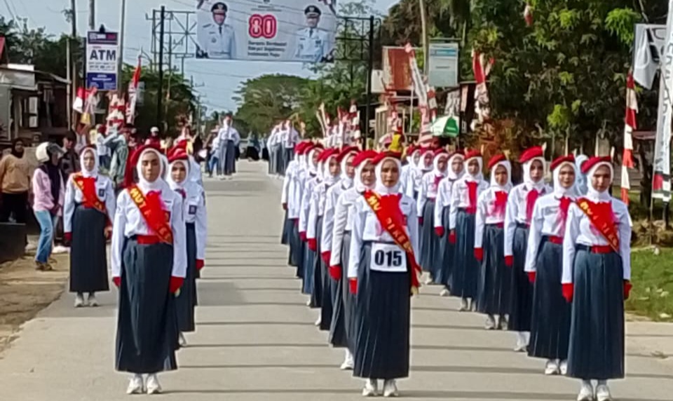 Sambut HUT ke-80 RI, Barisan Gerak Jalan SMAN 2 Kusambi Pukau Warga Muna Barat