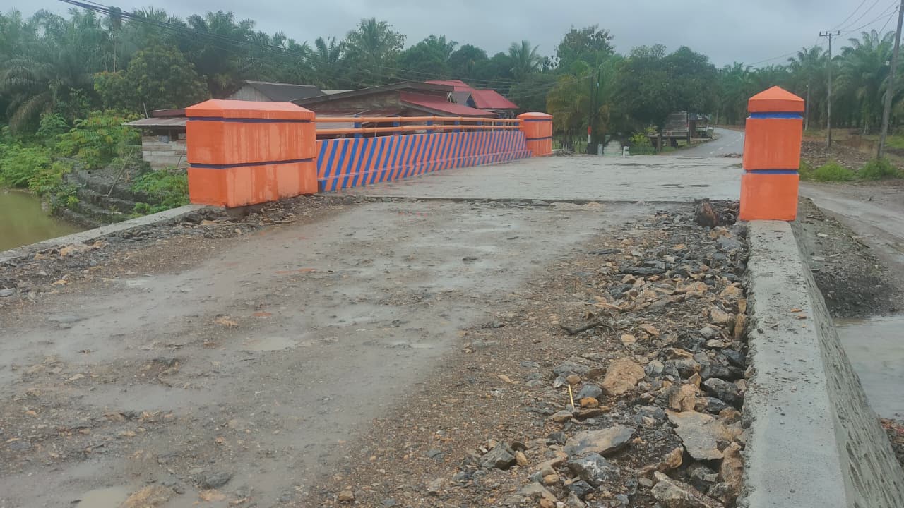 Warga Wiwirano Keluhkan Proyek Jembatan Lamonae Diduga Dikerjakan Asal Jadi