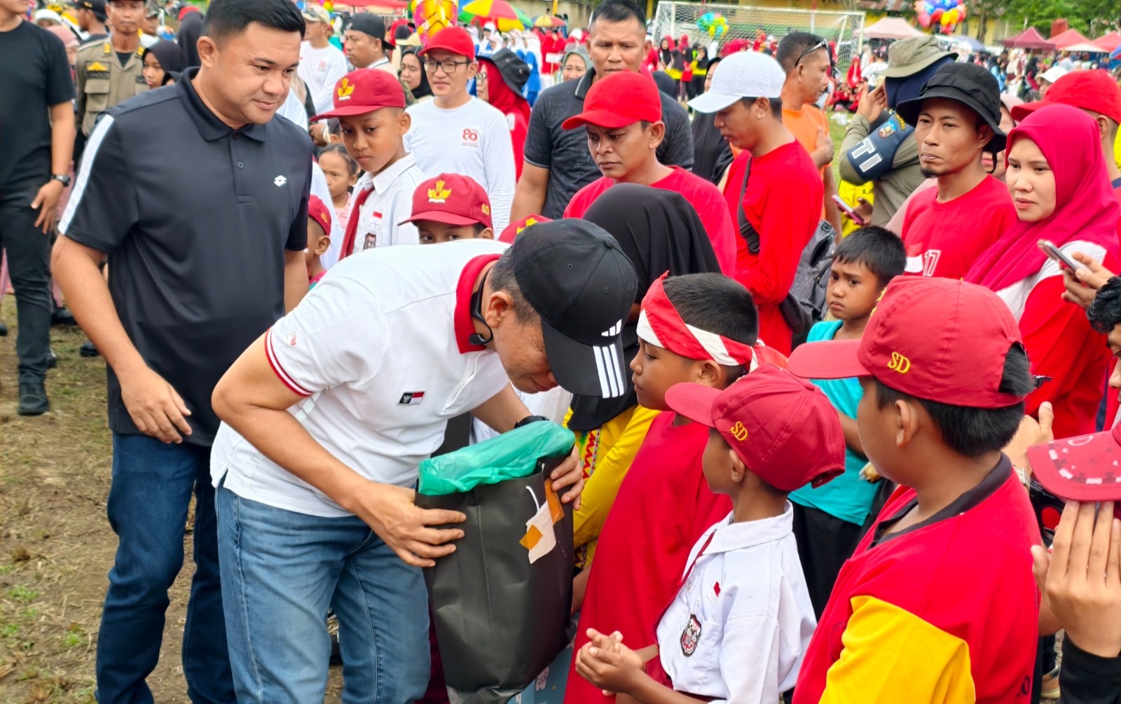 Safari HUT ke-80 RI Ditutup Meriah di Laeya, Bupati Irham Kalenggo Serahkan Seragam Sekolah Gratis