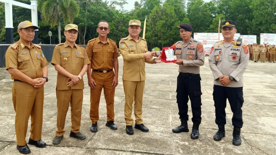 Aiptu Ashar Bone Terima Penghargaan dari Pemkab Konsel atas Inovasi Formasi Paskibraka NKRI dan Angka 80