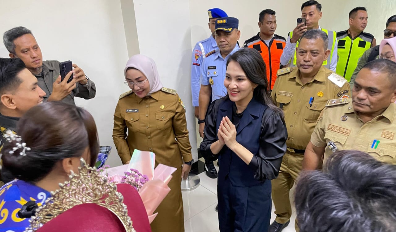 Hadiri Rakornas PHD, Gubernur Maluku Utara Sherly Tjoanda Laos Disambut Antusias Warga Sultra