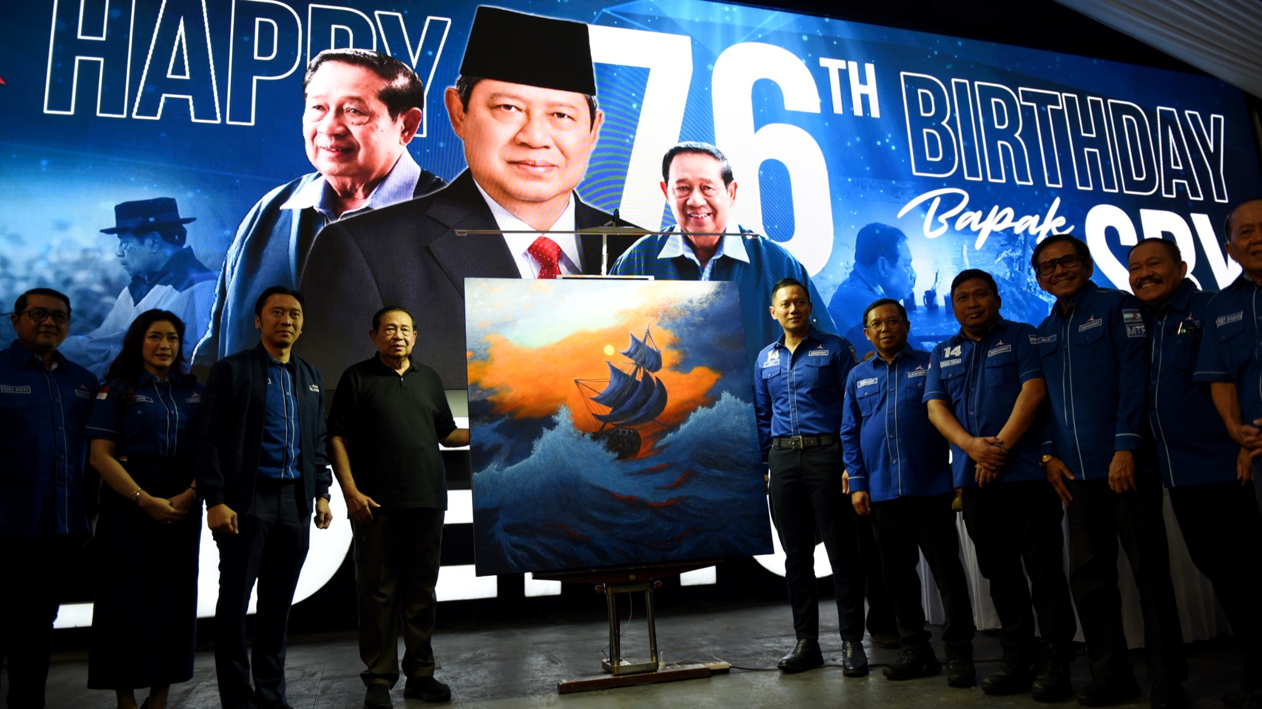 Rayakan HUT ke-24, SBY Serahkan Lukisan 'Only The Strong' Kepada Kader Demokrat