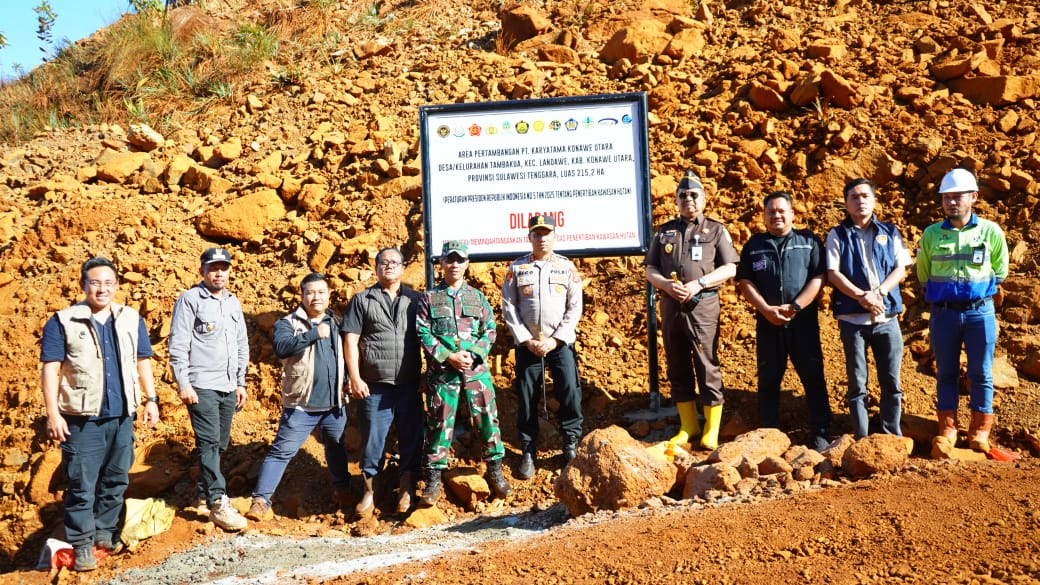 Diduga Garap Kawasan Hutan, Satgas PKH Segel Areal Tambang PT Karyatama Konawe Utara