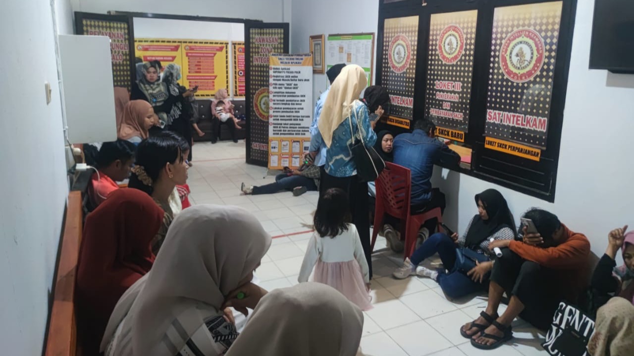 Ratusan Pelamar PPPK Paruh Waktu Serbu Polres Konsel Urus SKCK, Kapolres: Buka Layanan Offline dan Siap Layani Hingga Malam