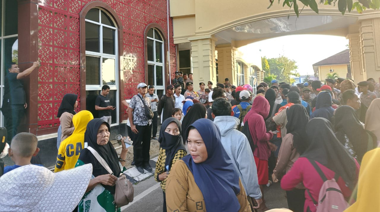Minta Kades Dibebaskan, Ratusan Masyarakat Bangun Jaya Konsel Geruduk Polda Sultra