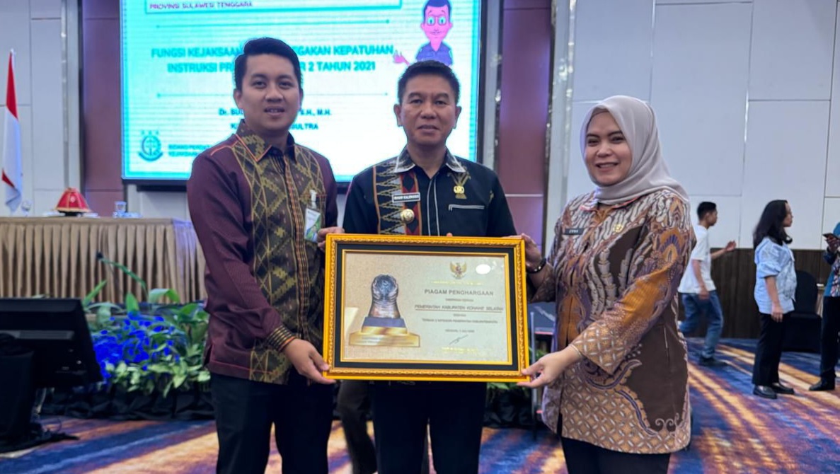 Kejati Sultra dan BPJS Ketenagakerjaan Teken MoU, Bupati Konawe Selatan Terima Penghargaan Paritrana Award 2025
