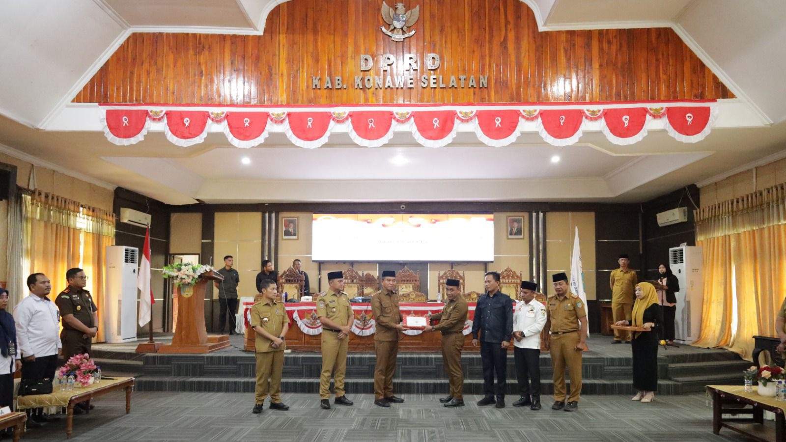 Bupati Irham Kalenggo Serahkan Rancangan KUA-PPAS 2026, APBD Konsel Diproyeksi Turun Rp210 Miliar