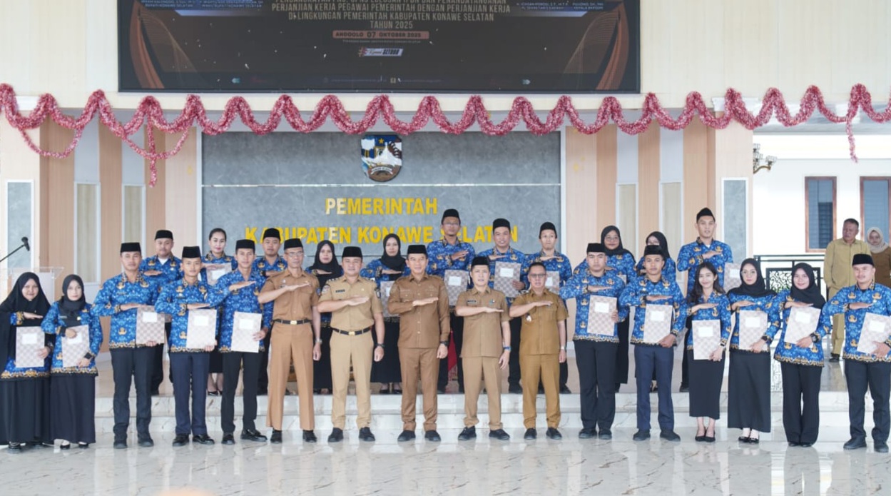 Bupati Konsel Serahkan SK PNS dan Teken Perjanjian Kerja PPPK Tahap II