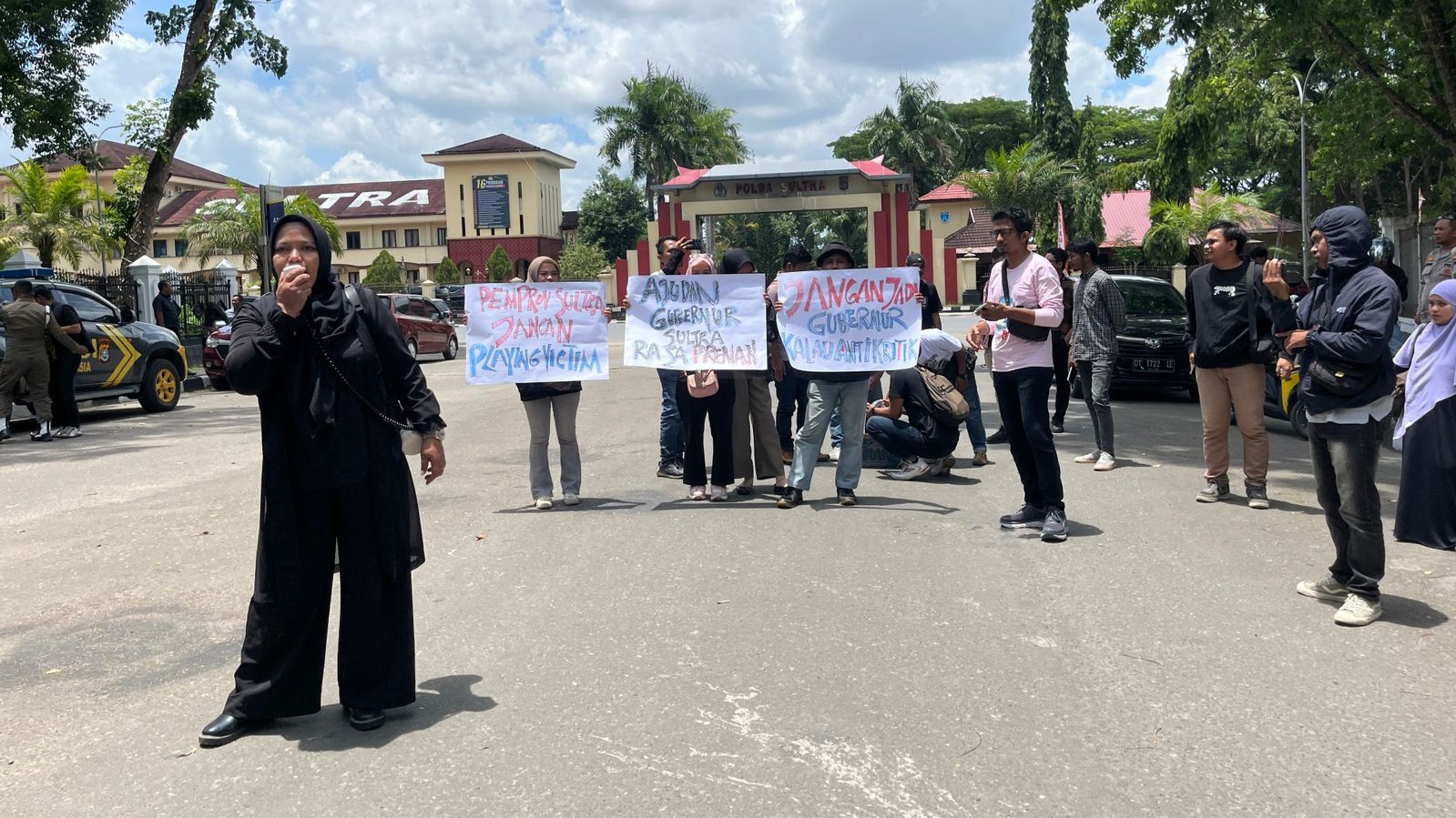 Protes Tindakan Ajudan Gubernur Sultra, AJI Kendari dan Jurnalis Lintas Media Gelar Unjuk Rasa