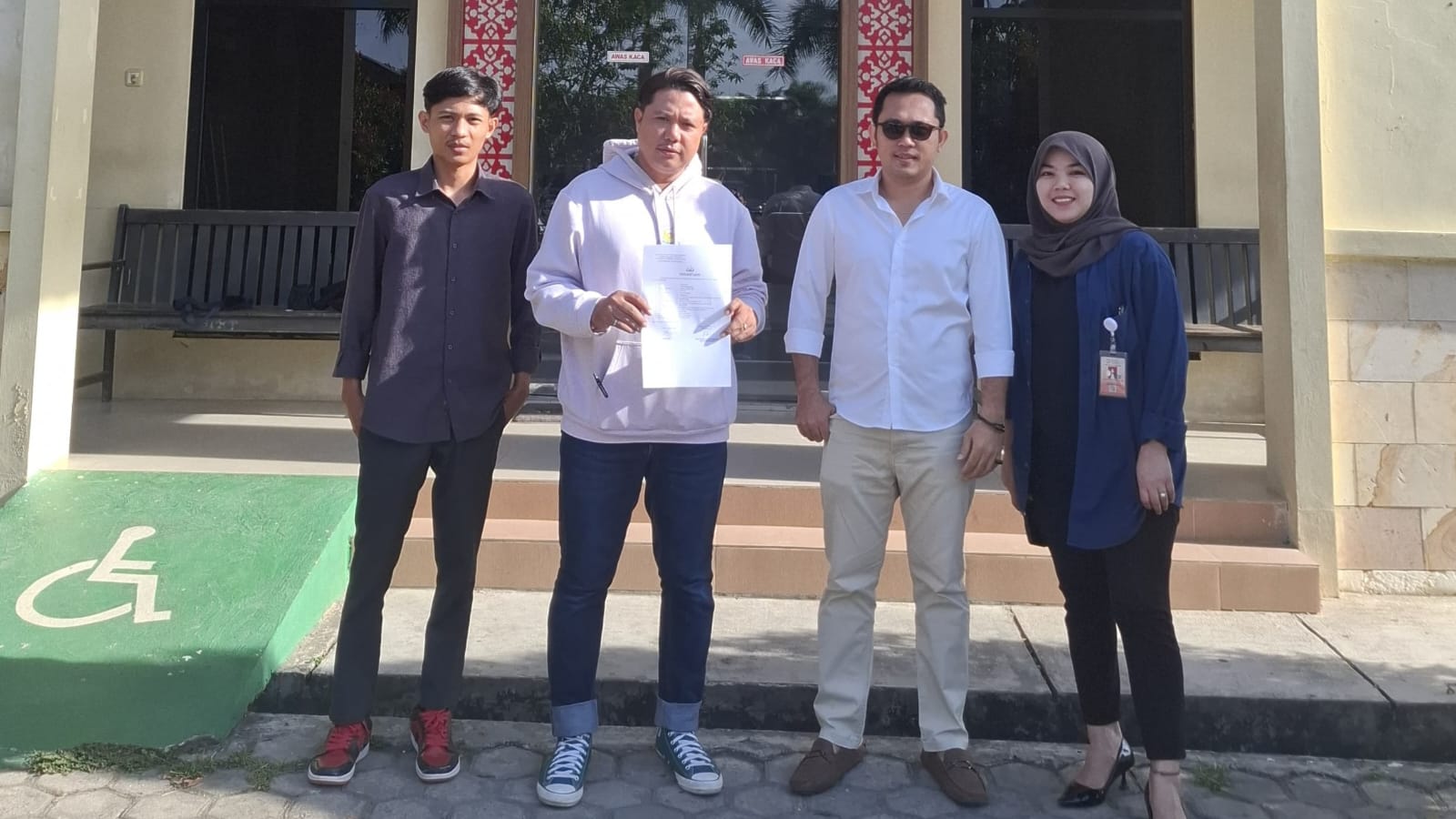 Diduga Lakukan Penipuan dan Penggelapan Mobil, PT Adira Finance Cabang Kendari Dilaporkan ke Polda Sultra Diduga Lakukan Penipuan dan Penggelapan Mobil, PT Adira Finance Cabang Kendari Dilaporkan ke Polda Sultra