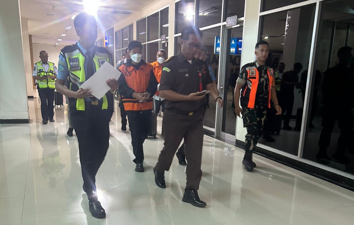 Dua Tahanan KPK Tiba di Kendari untuk Jalani Sidang Kasus Korupsi RS Kolaka Timur Dua Tahanan KPK Tiba di Kendari untuk Jalani Sidang Kasus Korupsi RS Kolaka Timur