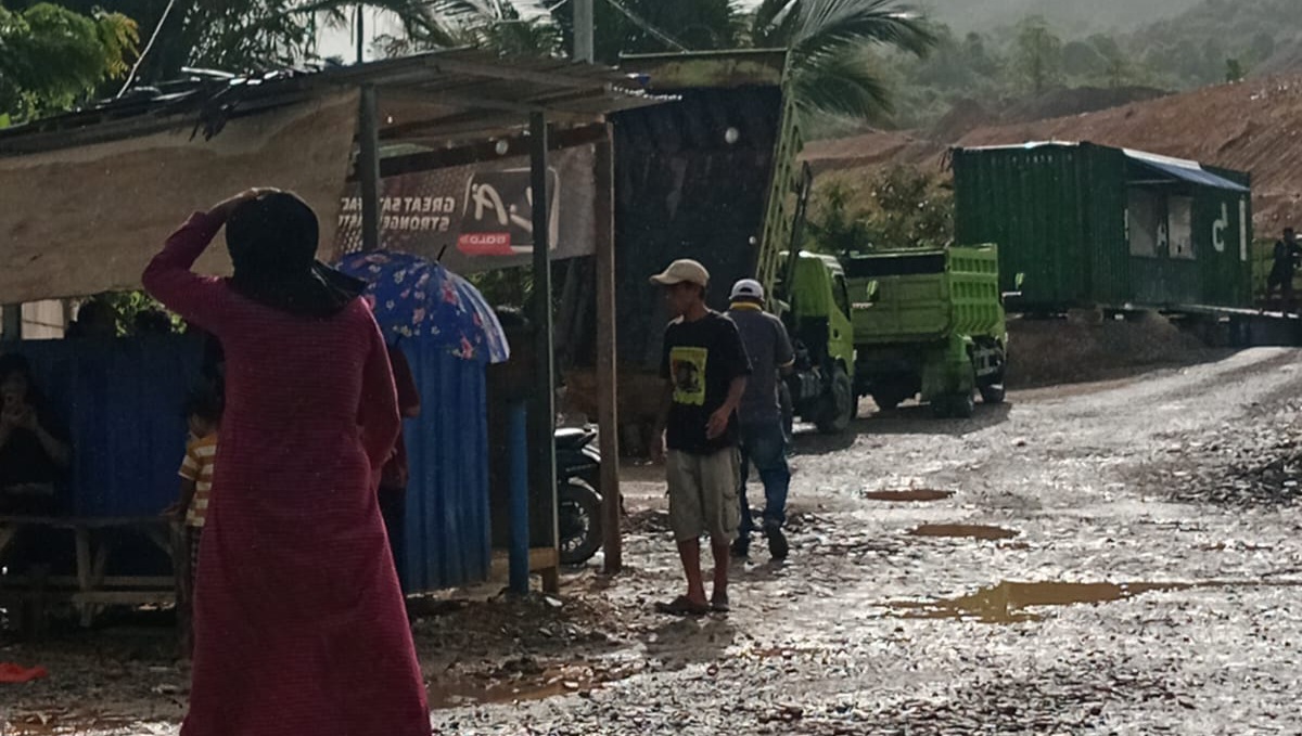 Abaikan Tuntutan Lingkar Tambang, Warga Desa Wawatu Konsel Tutup Jalan Hauling PT Manunggal Prima Utama Abaikan Tuntutan Lingkar Tambang, Warga Desa Wawatu Konsel Tutup Jalan Hauling PT Manunggal Prima Utama