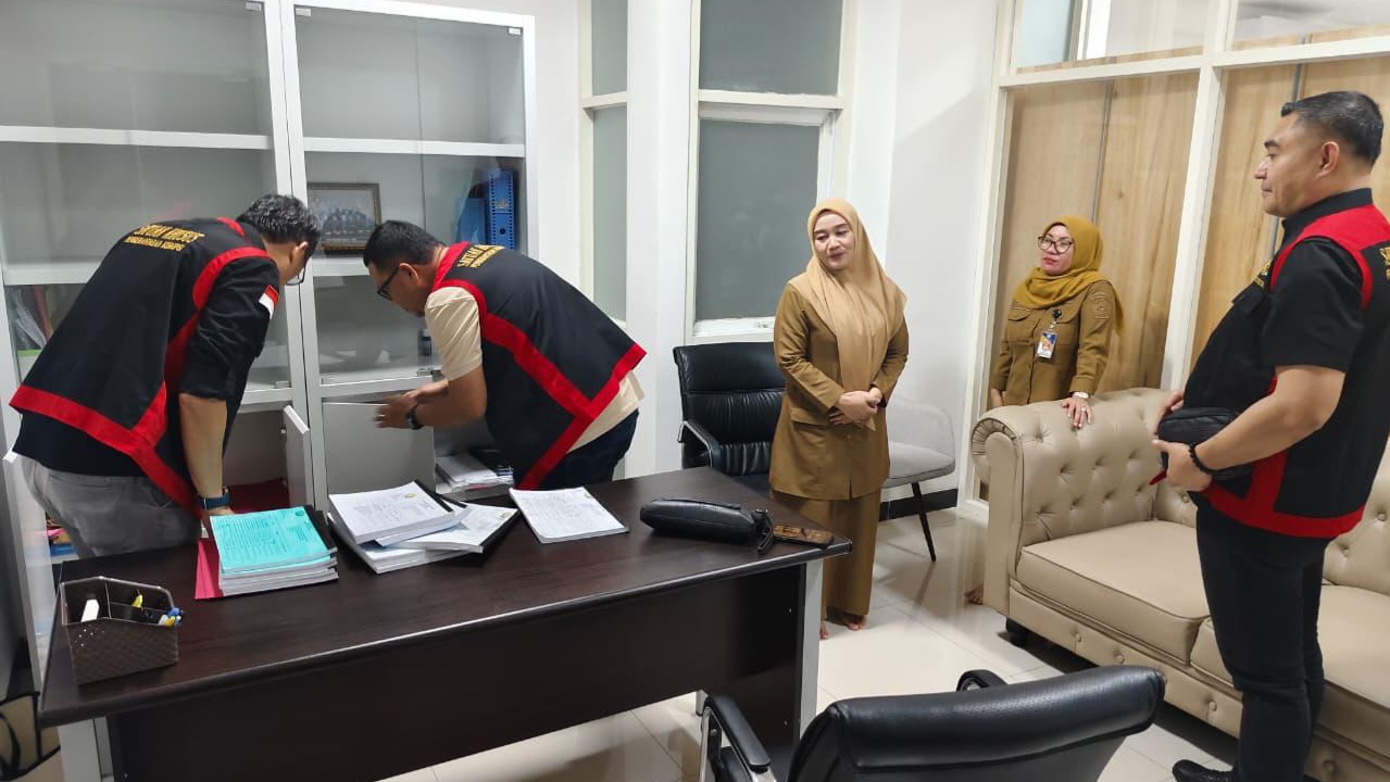 Kembangkan Kasus Dugaan Korupsi BBM, Kejati Sultra Geledah Kantor Penghubung Sultra di Makassar Kembangkan Kasus Dugaan Korupsi BBM, Kejati Sultra Geledah Kantor Penghubung Sultra di Makassar