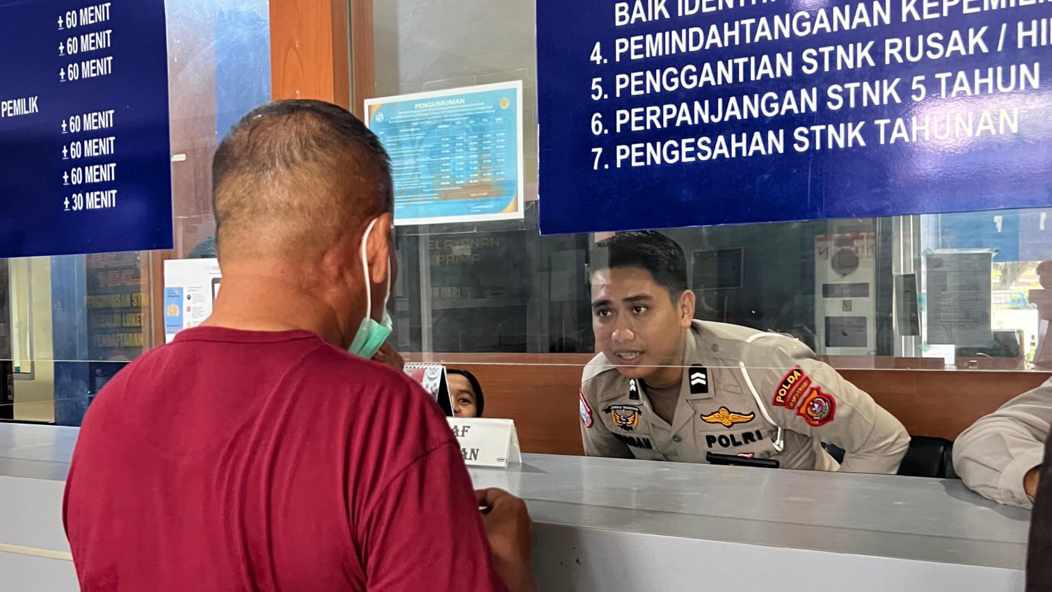 Lewat Program "Polantas Menyapa" Masyarakat Apresiasi Pelayanan di Samsat Kendari Lewat Program "Polantas Menyapa" Masyarakat Apresiasi Pelayanan di Samsat Kendari