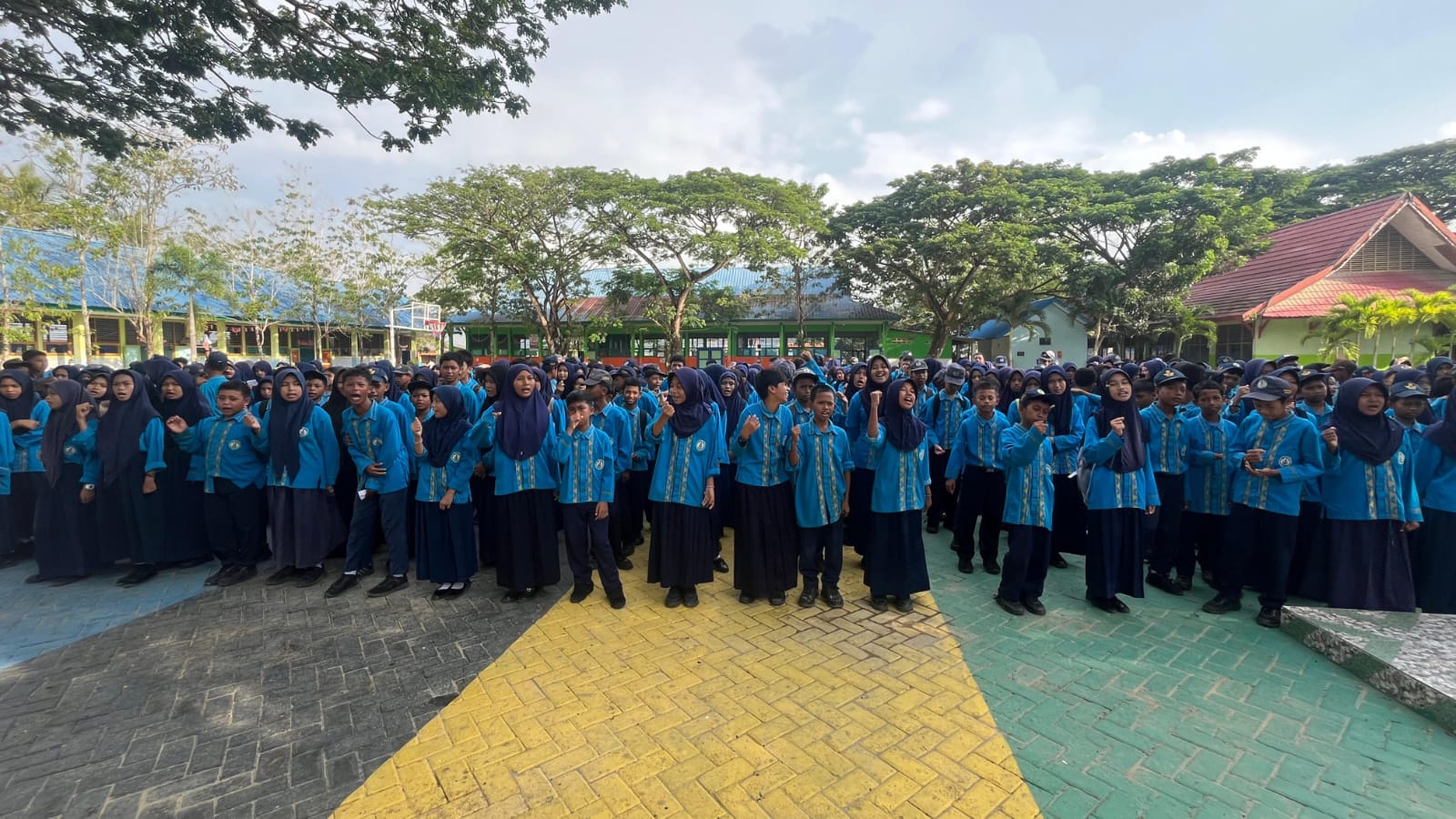 BNNP Sultra Edukasi Bahaya Narkoba Siswa SMPN 14 Kendari, Gelorakan Semangat Anti Narkotika Lewat Lagu BNNP Sultra Edukasi Bahaya Narkoba Siswa SMPN 14 Kendari, Gelorakan Semangat Anti Narkotika Lewat Lagu