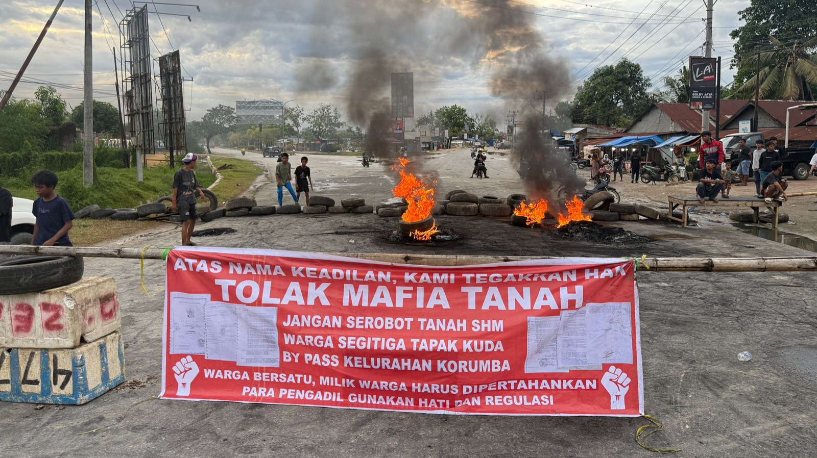 Tolak Konstatering, Warga Tapak Kuda Pemilik SHM Blokade Tiga Titik Jalan Utama Kota Kendari Tolak Konstatering, Warga Tapak Kuda Pemilik SHM Blokade Tiga Titik Jalan Utama Kota Kendari