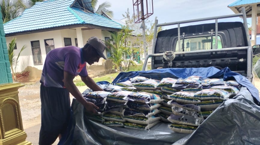 Komitmen Berkelanjutan Perusahaan ke Warga Lingkar Tambang, PT Hoffman Salurkan Bantuan Beras Triwulan Tiga Komitmen Berkelanjutan Perusahaan ke Warga Lingkar Tambang, PT Hoffman Salurkan Bantuan Beras Triwulan Tiga