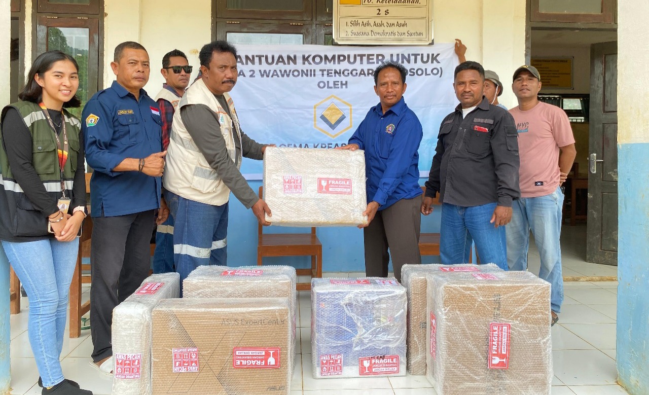 Percepatan Transformasi Digital, PT GKP Sumbang Komputer untuk Pelajar Wawonii