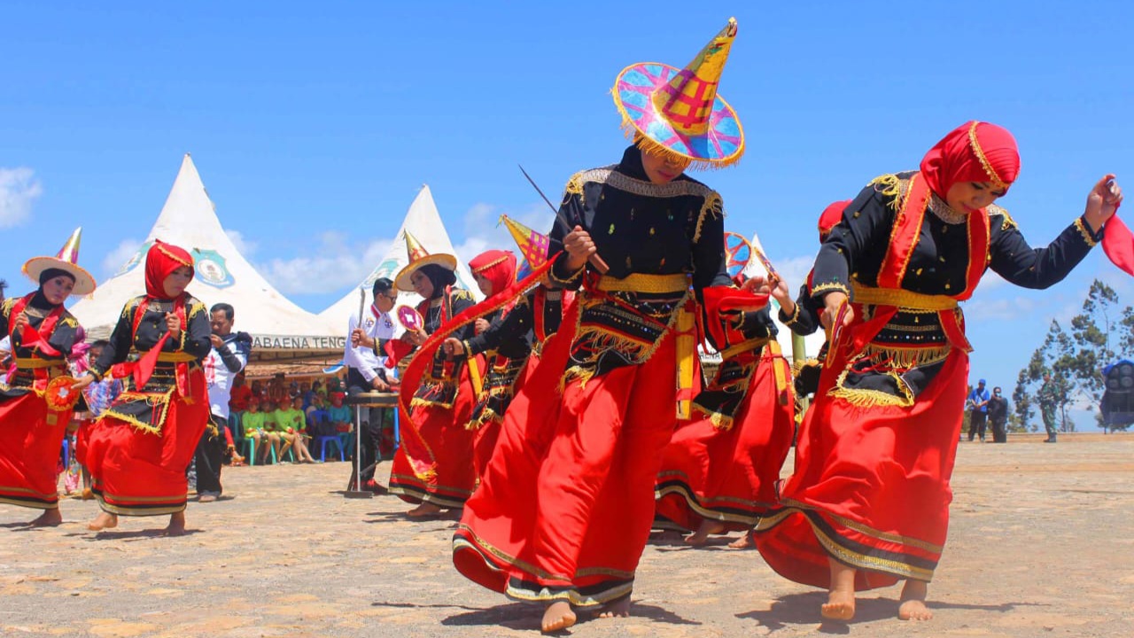 Perpaduan Gerak, Musik dan Makna Tarian Lumense Khas Suku Moronene