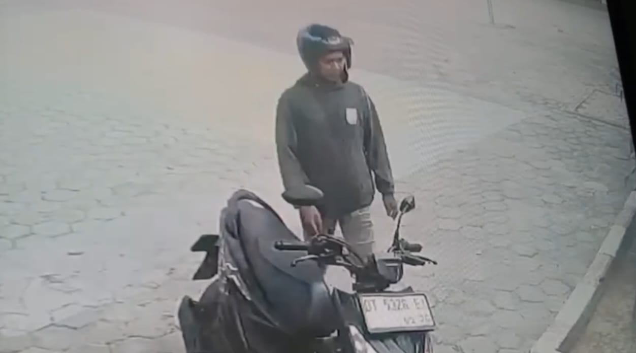 Terduga Pelaku Pencurian Motor di SDN 51 Kendari Terekam CCTV