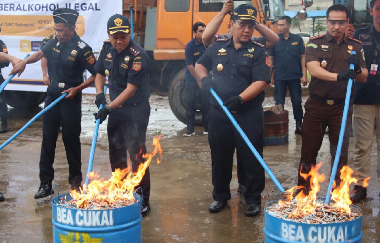 Selamatkan Uang Negara Miliaran Rupiah, Bea Cukai Kendari Ikuti Pemusnahaan Rokok dan Minuman Beralkohol Ilegal di Makassar