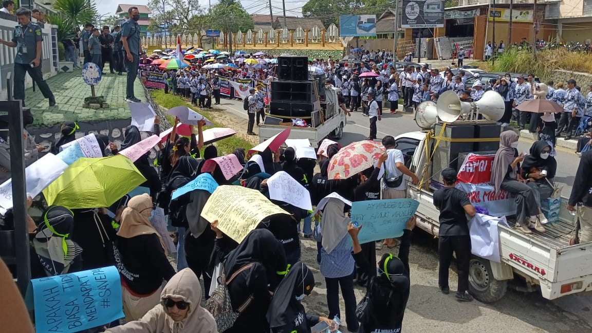 Tuntut Keadilan Vonis 5 Tahun Guru Mansur, Ribuan Guru Gelar Aksi Solidaritas di Pengadilan Tinggi Sultra