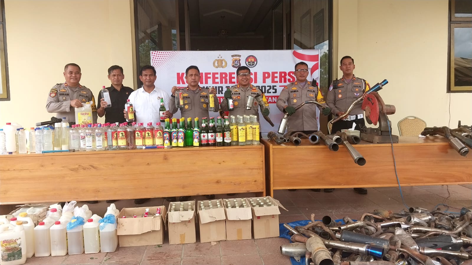 Polres Konawe Selatan Musnahkan Ratusan Botol Miras dan Knalpot Brong Hasil Operasi 2025