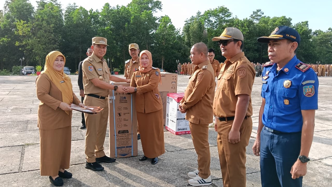 Awal 2026, Bupati Irham Kalenggo Berikan Penghargaan ASN Konawe Selatan Berprestasi