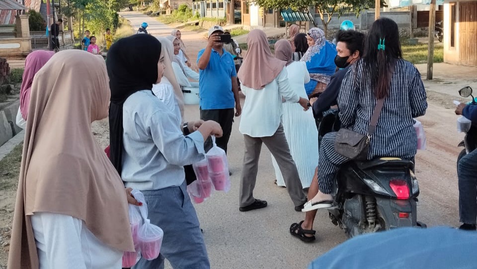 Mahasiswa IAI Rawa Aopa Hybrid Angata Bagikan Ratusan Takjil ke Pengendara