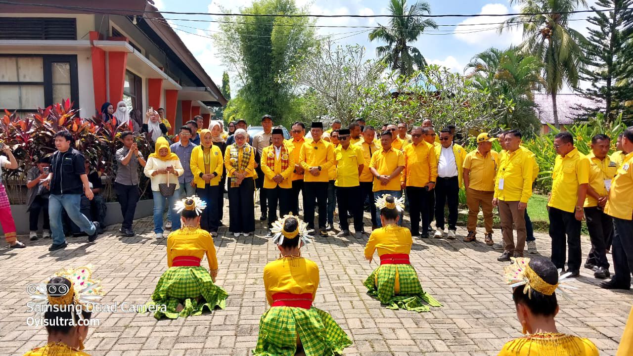 Disambut Tari Mondotambe, Kehadiran La Ode Darwin Hangatkan Musda V Golkar Konsel