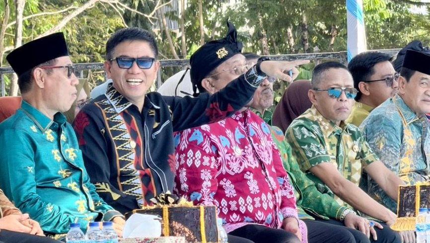 Dipimpin Langsung Bupati Irham Kalenggo, Konsel Tampilkan Pesona Adat Tolaki di Pawai Budaya HUT ke-62 Sultra