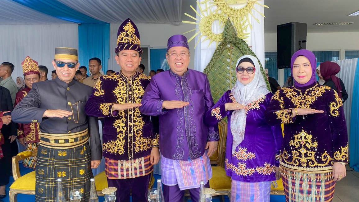 Bupati Konsel Hadiri Upacara HUT ke-195 Kota Kendari dengan Balutan Busana Adat Tolaki