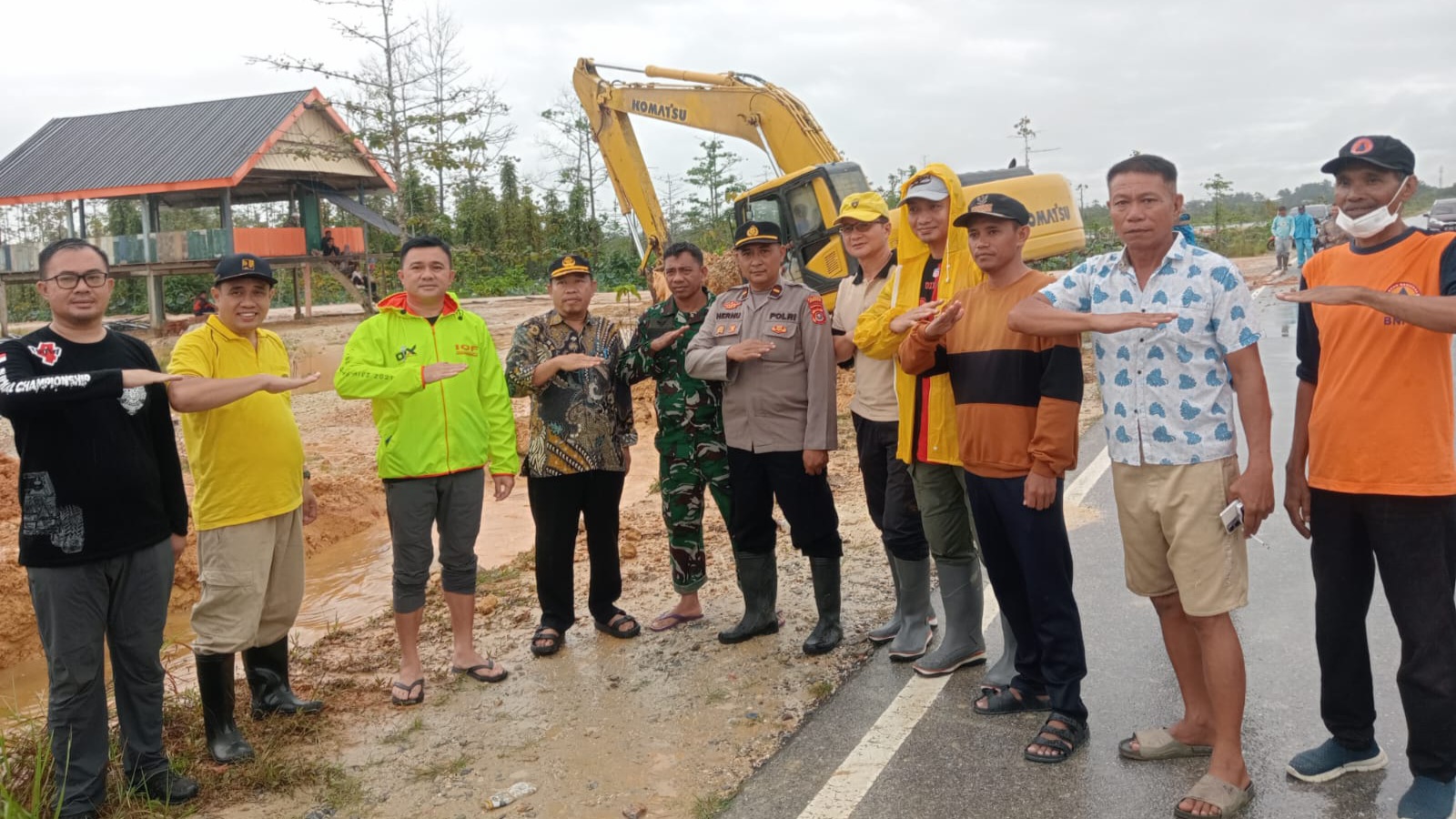 Tinjau Banjir Puosu Jaya dan Lalowiu, Wabup Wahyu Imran Salurkan Bantuan ke Warga Terdampak