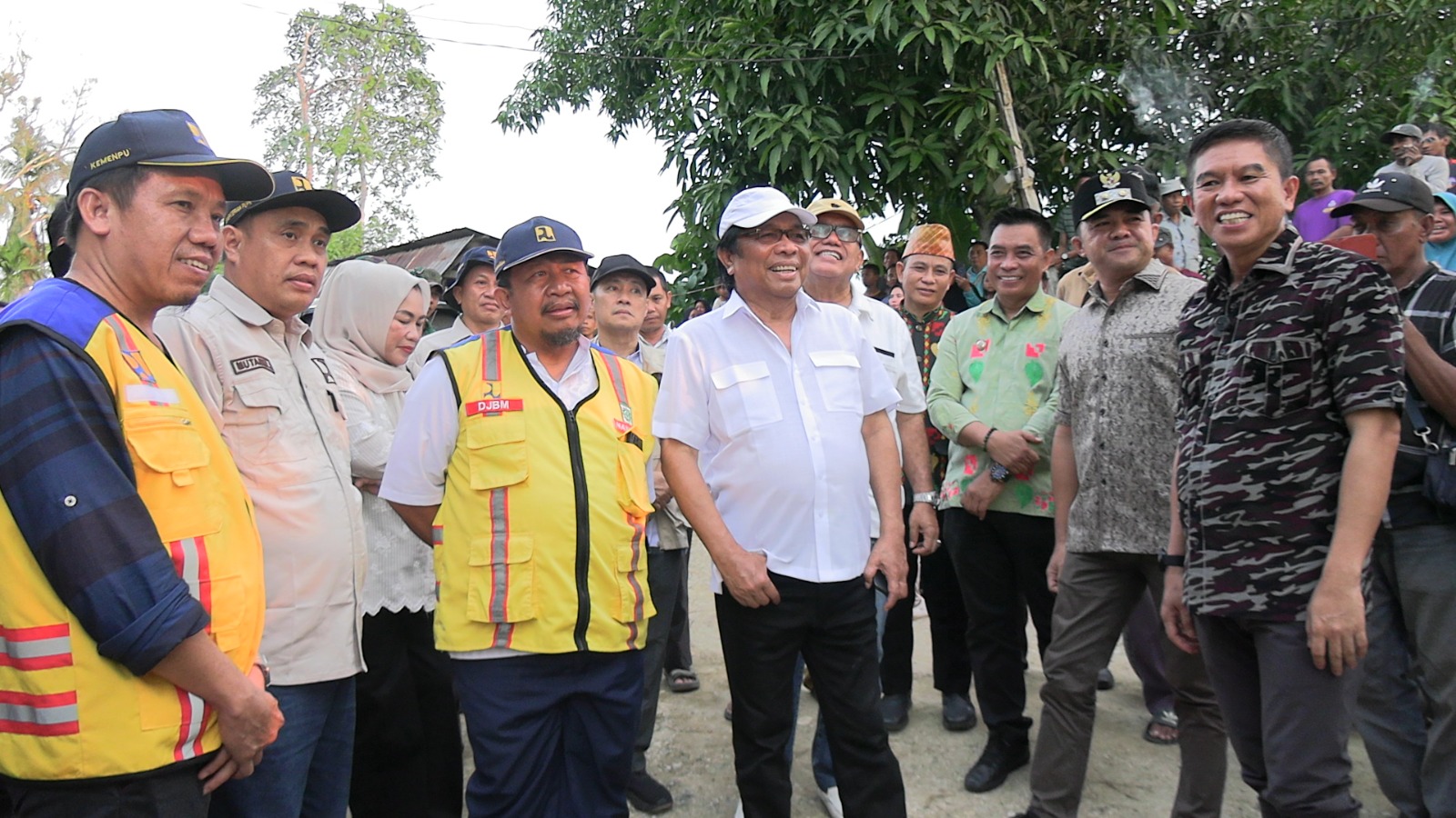 Bupati Irham Kalenggo Dampingi Ridwan Bae Tinjau Jembatan Penghubung Konsel-Konawe