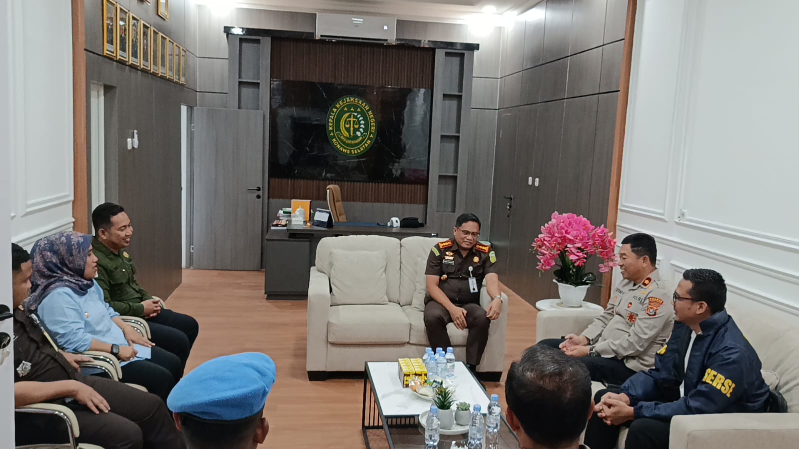 Perkuat Sinergitas, Wakapolres Konawe Selatan Gelar Silaturahmi ke Kajari Andoolo