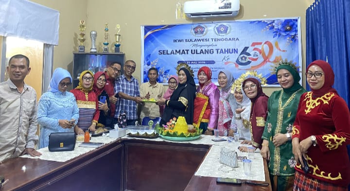 Peringari HUT ke-65, IKWI Sultra Masuk 10 Besar Busana Adat Terbaik