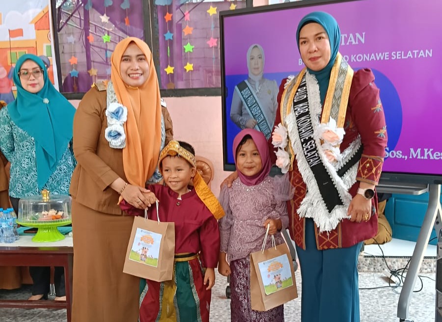 Kunjungi TK IT Insanul Faiz, Bunda PAUD Konsel Serahkan Bantuan Perlengkapan Sekolah